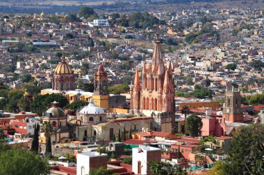 Aziz Mikail Kilisesi ve San Miguel de Allende, Meksika 'daki Rahibeler Tapınağı.