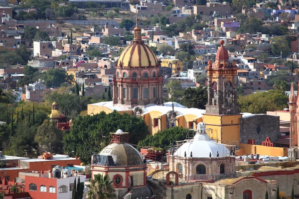Aziz Mikail Kilisesi ve San Miguel de Allende, Meksika 'daki Rahibeler Tapınağı.