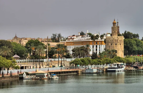 Stadtbild Von Sevilla Mit Goldenem Turm Fluss Guadalquivir Spanien — Stockfoto