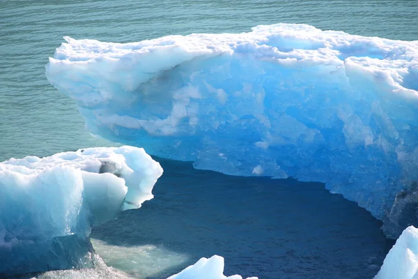 Pedaços Gelo Azul Antigo Flutuando Água Lago Perito Moreno Patagônia — Fotografia de Stock