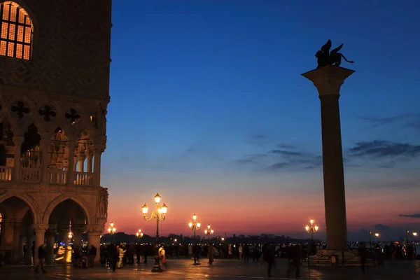 イタリアのヴェネツィア 2018年2月10日 イタリアのヴェネツィアで夜明けの聖マルコ広場 — ストック写真