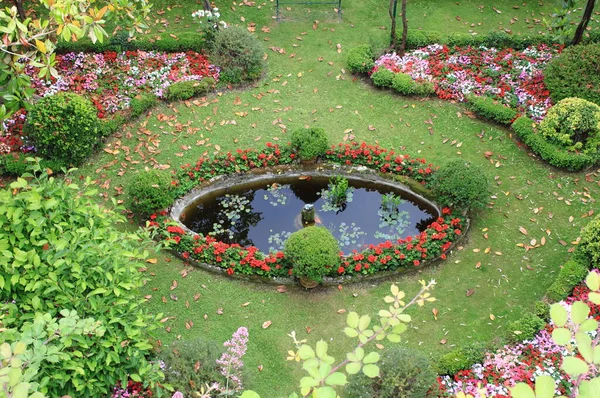 Vacker Trädgård Med Blommor Och Fontän — Stockfoto