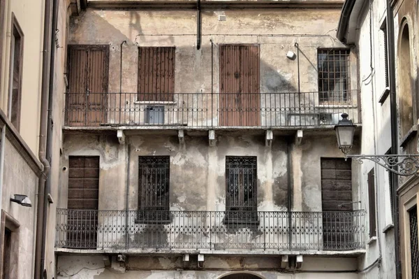 Παλιό Τυπικό Κιγκλίδωμα Σπίτι Στο Μιλάνο Ιταλία — Φωτογραφία Αρχείου