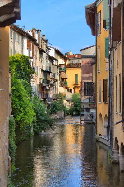Krajobraz Miasta Mantui Kanałem Wodnym Włochy — Zdjęcie stockowe
