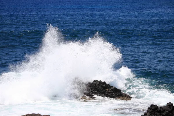 Ondas Oceânicas Esmagando Contra Penhasco — Fotografia de Stock