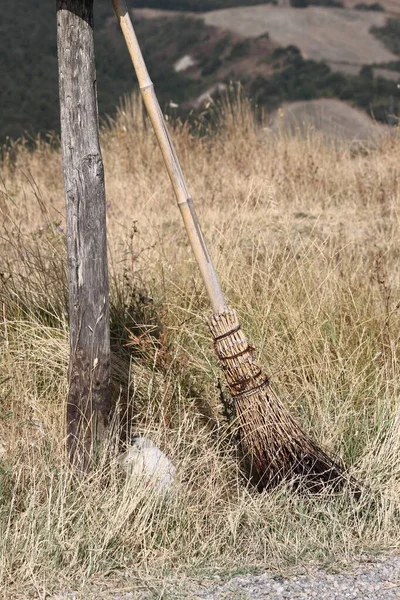 Gammal Kvast För Gatusopning — Stockfoto