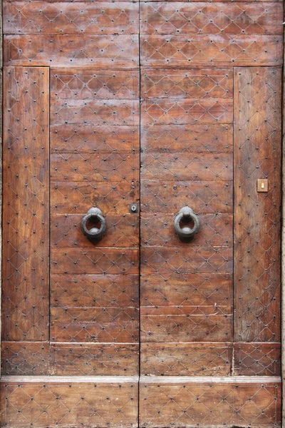 Zbliżenie Starożytnych Drewnianych Drzwi Wejściowych — Zdjęcie stockowe