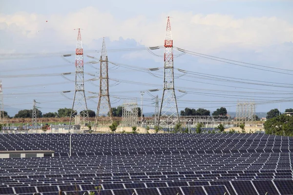 Central Elétrica Usando Energia Solar Renovável Com Torres Linha Energia — Fotografia de Stock