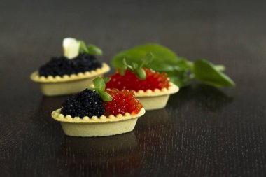 Siyah ve kırmızı havyar tartlets, gümüş tepsi, yatay meze kanepeler