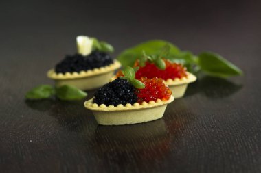 Siyah ve kırmızı havyar tartlets, gümüş tepsi, yatay meze kanepeler