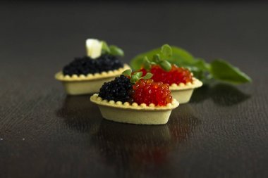 Siyah ve kırmızı havyar tartlets, gümüş tepsi, yatay meze kanepeler