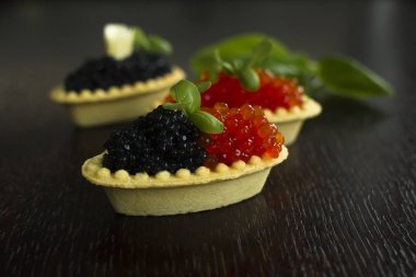 Siyah ve kırmızı havyar tartlets, gümüş tepsi, yatay meze kanepeler