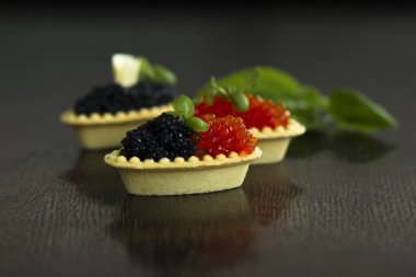 Siyah ve kırmızı havyar tartlets, gümüş tepsi, yatay meze kanepeler