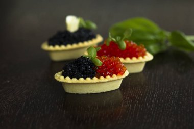 Siyah ve kırmızı havyar tartlets, gümüş tepsi, yatay meze kanepeler