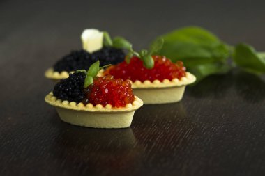 Siyah ve kırmızı havyar tartlets, gümüş tepsi, yatay meze kanepeler