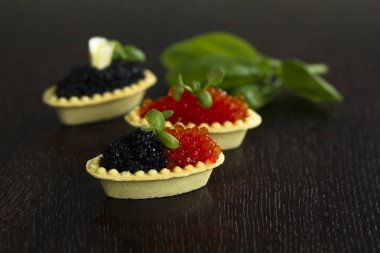 Siyah ve kırmızı havyar tartlets, gümüş tepsi, yatay meze kanepeler