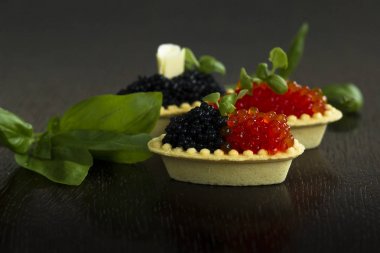 Siyah ve kırmızı havyar tartlets, gümüş tepsi, yatay meze kanepeler
