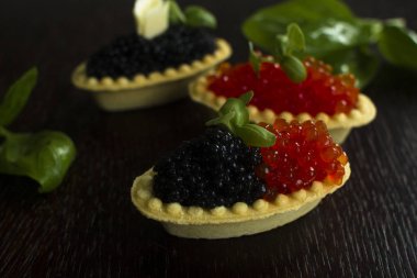 Siyah ve kırmızı havyar tartlets, gümüş tepsi, yatay meze kanepeler