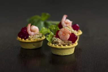 Karides somon köpük maydanoz tartlets. Tonlama. seçici odak