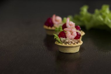 Karides somon köpük maydanoz tartlets. Tonlama. seçici odak