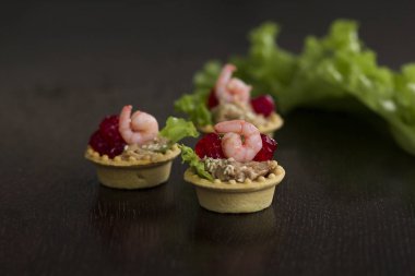 Karides somon köpük maydanoz tartlets. Tonlama. seçici odak