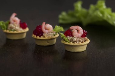 Karides somon köpük maydanoz tartlets. Tonlama. seçici odak