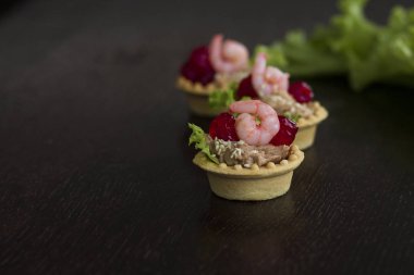 Karides somon köpük maydanoz tartlets. Tonlama. seçici odak