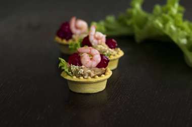 Karides somon köpük maydanoz tartlets. Tonlama. seçici odak