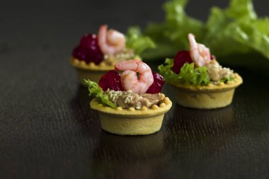 Karides somon köpük maydanoz tartlets. Tonlama. seçici odak