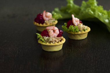 Karides somon köpük maydanoz tartlets. Tonlama. seçici odak