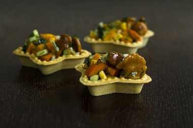 Tartlets Chanterelles soğan ile