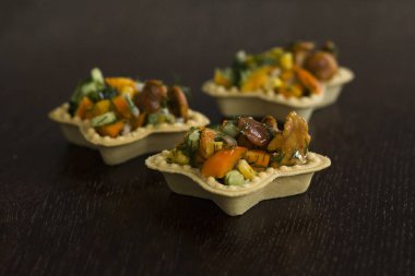 Tartlets Chanterelles soğan ile