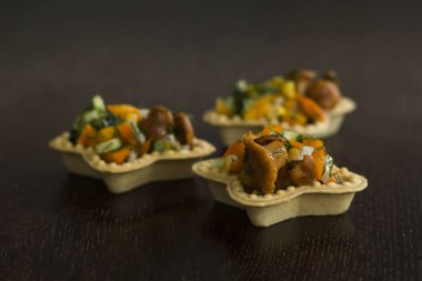 Tartlets Chanterelles soğan ile