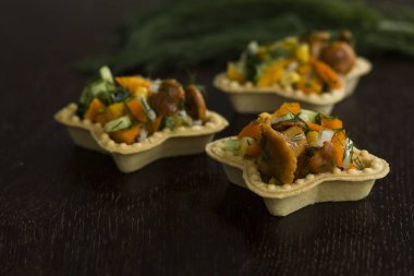 Tartlets Chanterelles soğan ile