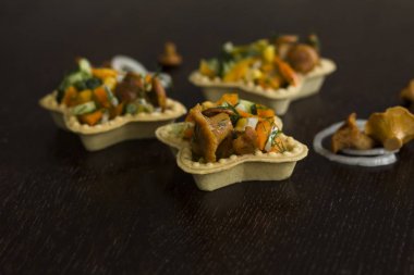Tartlets Chanterelles soğan ile