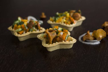Tartlets Chanterelles soğan ile