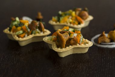 Tartlets Chanterelles soğan ile