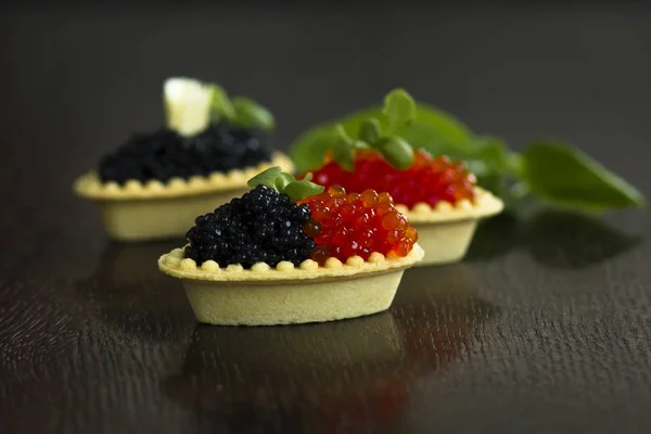 Svart och röd kaviar tartlets, förrätt kanapéer på silverbricka, horisontell — Stockfoto