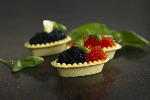 Svart och röd kaviar tartlets, förrätt kanapéer på silverbricka, horisontell — Stockfoto