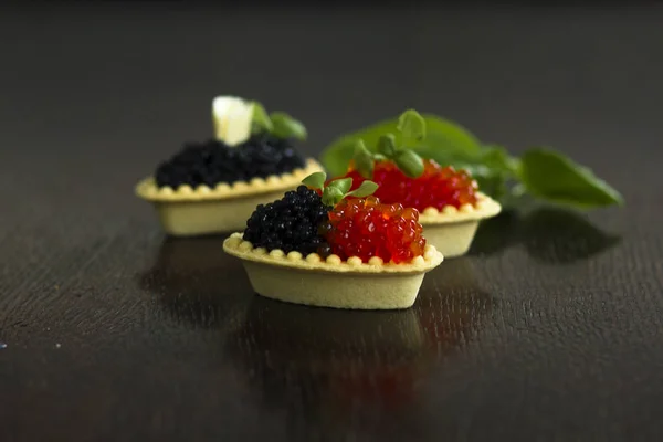 Svart och röd kaviar tartlets, förrätt kanapéer på silverbricka, horisontell — Stockfoto