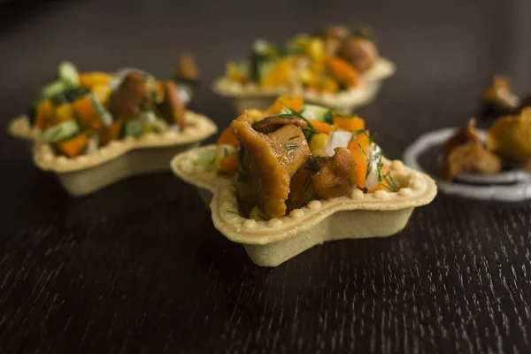 Tartlets with Chanterelles onion — Stock Photo, Image