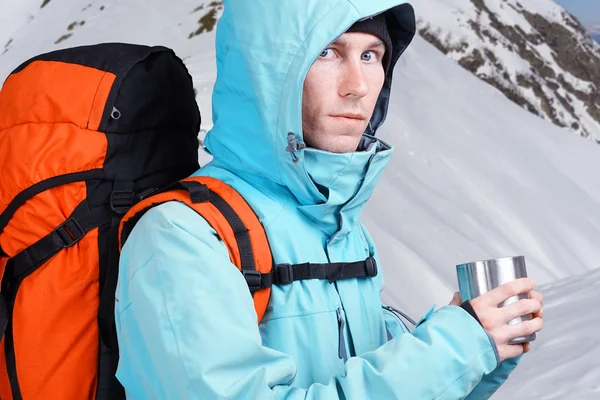 Snowboardåkare gå upp för freeride — Stockfoto