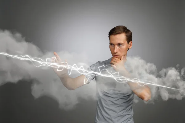 Muž dělat magický efekt - flash blesk. O elektřině, vysokých energií. — Stock fotografie