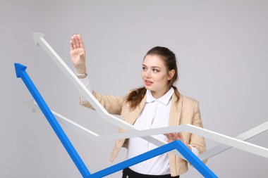 İş kadını ile büyüme Grafiği gri arka plan üzerinde çalışma