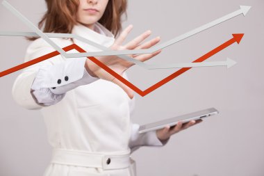 İş kadını ile büyüme Grafiği gri arka plan üzerinde çalışma