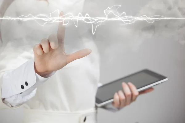 Frau, die magische Wirkung - Blitz. das Konzept der Elektrizität, hohe Energie. — Stockfoto