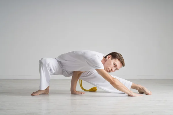 Jovem fazendo exercícios de alongamento — Fotografia de Stock