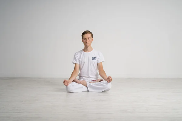 Joven meditando en posición de Loto en el suelo — Foto de Stock