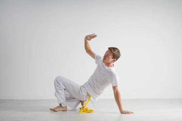 Člověk praktikující Capoeira-brazilské bojové umění. — Stock fotografie