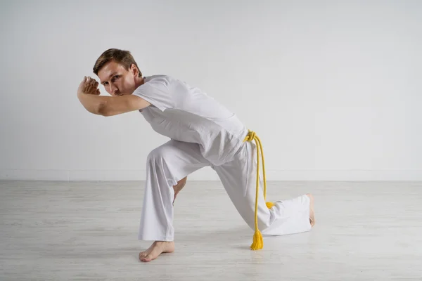 Uomo che pratica capoeira, arte marziale brasiliana . — Foto Stock